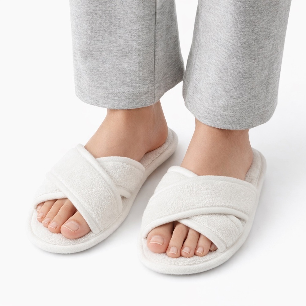 Size M La Vie En Rose Women’s White Plush Cross Strap‎ Slippers House Shoes